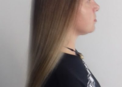 úprava strihu dlhých blond vlasov