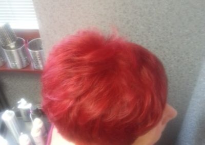 krátky dámsky strih a farbenie vlasov červenou elegantnou farbou
